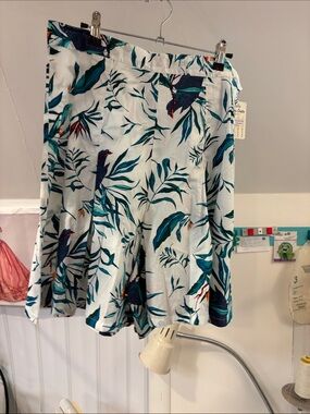 Bernie Dexter El Rey shorts white parrot print NWT